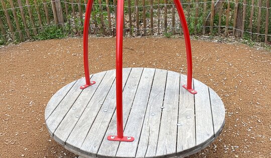 BA.030.077.R-Schaukelroulette-in-Holz-rot-O9119.JPG