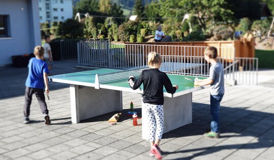 SP.010.12.g-Tischtennis-beton-grün-mit-Kindern.jpg