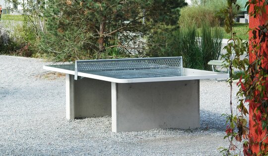SP.011.12.a-Tischtennis-beton-gerundet-mit-Betonsockel-antrazith.JPG
