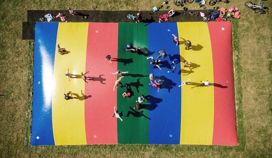 FA.300-Riesen-Trampolin-viele-Kinder-Luftaufnahme.jpg