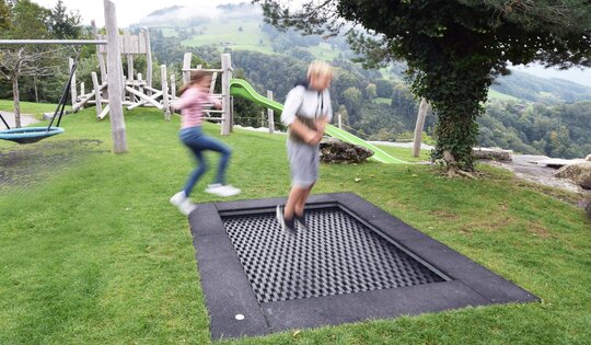 FA.092.1-Trampolin-L-unter-terrain---2-Kinder.JPG
