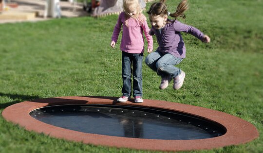 FA.093.7-Trampolin-Oval-Mädchen--un.jpg