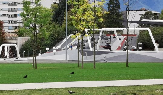 FS.050-O3486-Parc-Hentsch-Moderne-Spielanlage-Stahl-Stadtpark.jpg