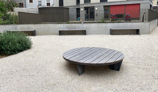 MO.18.03-Siena-Liegebank-Runde-moderne-Bank_3-Parkbänke-O10978.JPG