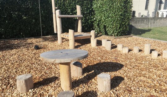 MO.40.12.30.r-Rundholzstamm-und-SW.040.40-Sandspieltisch-2-H-50-cm.JPG
