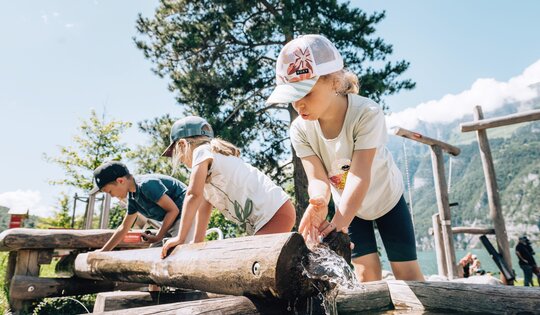 SW.130.2-Wasserspielanlage-2-mit-Kindern-am-spielen-O7712.jpg