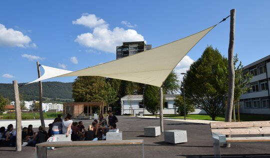 WS.010-holz--O7213--Sonnensegel-nature-Pausenplatz-Schatten.JPG