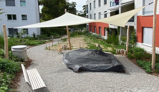 WS.010.6.r-O10091-Sonnensegel-Holz-bei-Sandkasten-Wohnhaus.JPG
