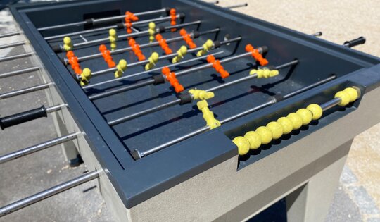 SP.060.1.a Tischfussball Kicker in Beton antrazith_1.JPG