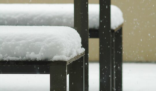 BT.161.H.c und BT.161.T.c Hockerbank und Tisch Quo duro mit Schnee.JPG