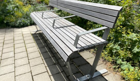 BT.074.BAS4 Areo basic Seniorenbank mit 4 Armlehnen O11093 _freistehend.JPG