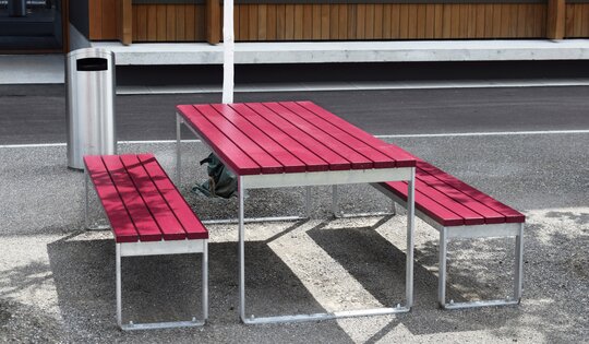 BT.160.T.C und .H.C Tisch Bank Quo rot O12567_1.JPG