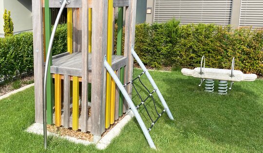 BX.030.S1.L Spieltürmchen JA lasiert mit Dabel Dack O12624.JPG