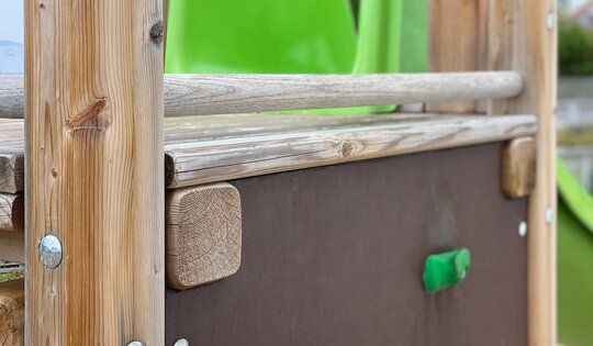 BS.060 O8029 Detail bimbo S Holzturm Kletterwand.jpg